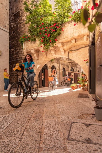 Bari: City Highlights Guided Bike Tour - Getting set up at VELO SERVICE near Piazza Mercantile