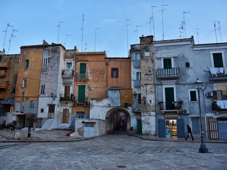 Bari: Norman-Swabian Castle Guided Tour - How the tour moves: courtyard, moats, and the three stone towers