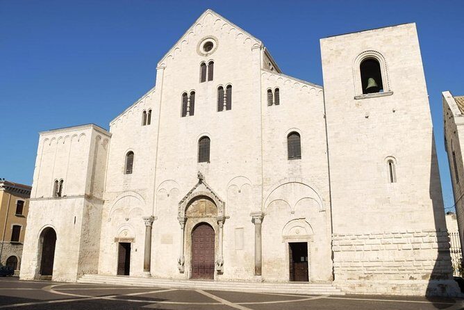 Bari sailing cruise in search of dolphins - From Ninì La Taverna to the Open Water: How the meeting spot sets the tone