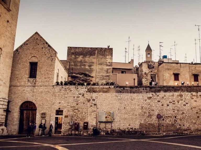 Bari: St. Nicholas Basilica and Crypt Guided Tour - Meeting Point Near the St. Nicholas Statue and Your 75-Minute Game Plan