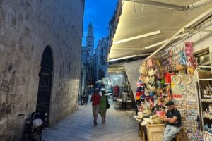 Bari Street food with Wine & food Taster - First stop: Strada delle Orecchiette and the stories behind the dish