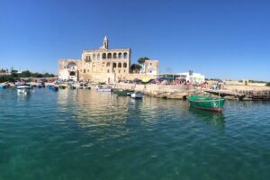 Polignano a Mare boat tour emotions, caves, diving and appetizers - Grotta Piana: emerald water and a quieter pause