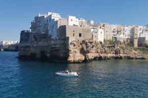 Polignano by boat Private excursion with aperitif - Your private boat and aperitif: value math that makes sense
